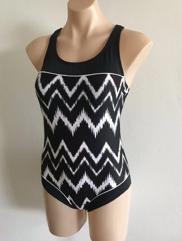 Women’s one-piece swimsuit teen -Action Back Chlorine Resistant One Summer One Piece -  Black/White Aztec Print